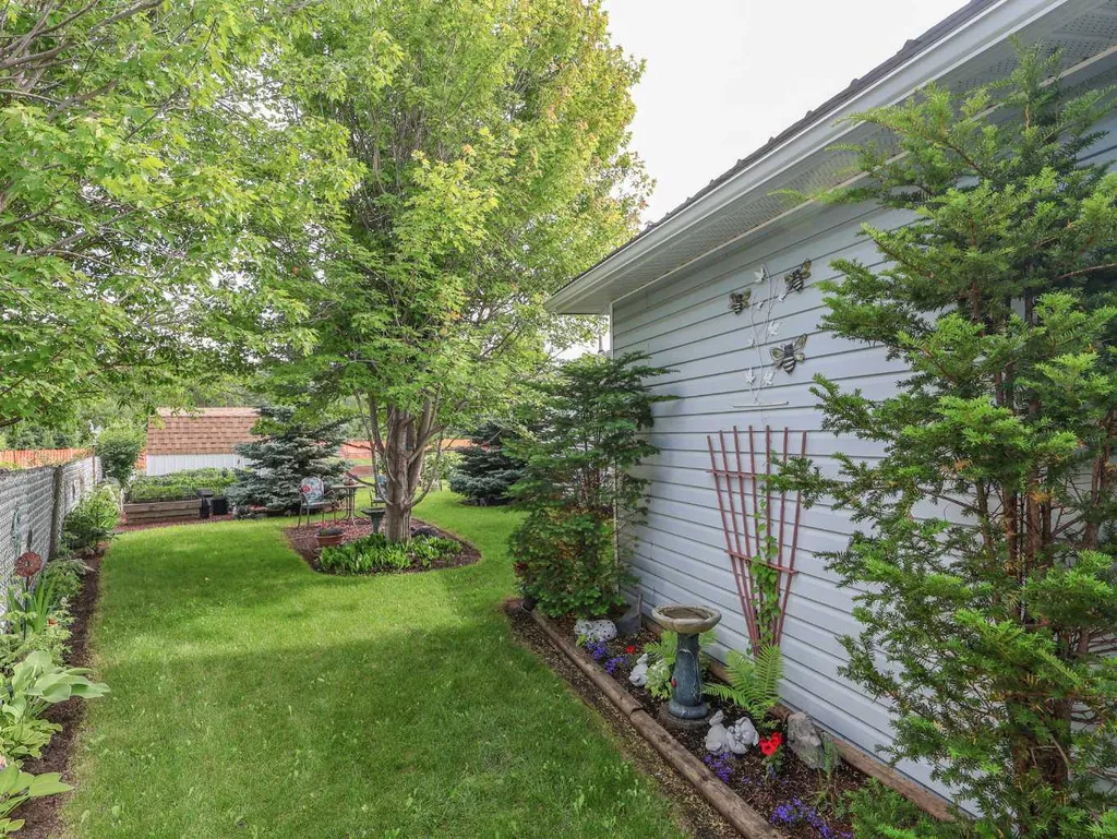 5910 Spruce Park Crescent Stettler AB T4K 1G7