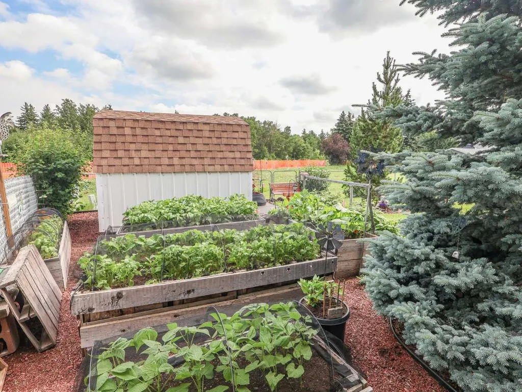 5910 Spruce Park Crescent Stettler AB T4K 1G7