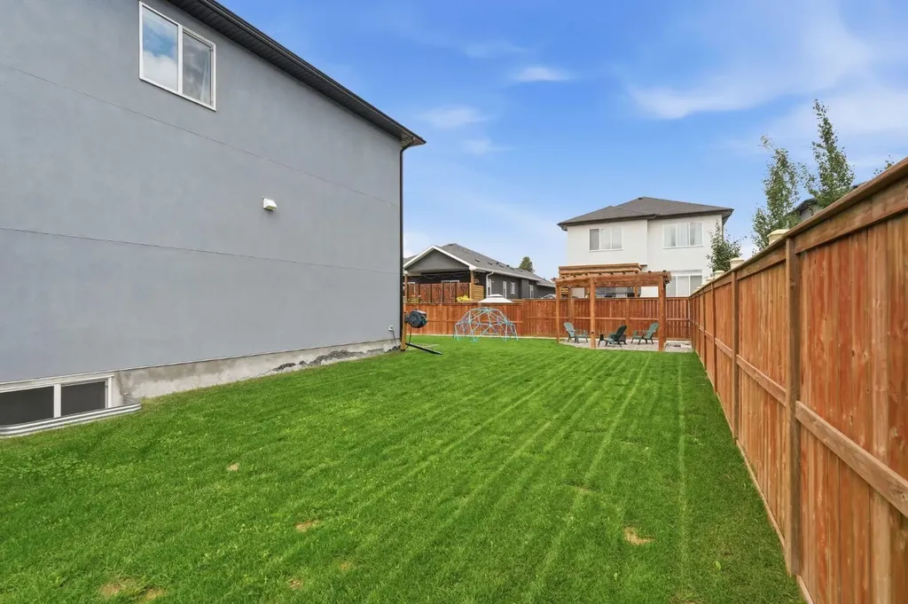 1356 Lackner Boulevard Carstairs AB T0M0N0