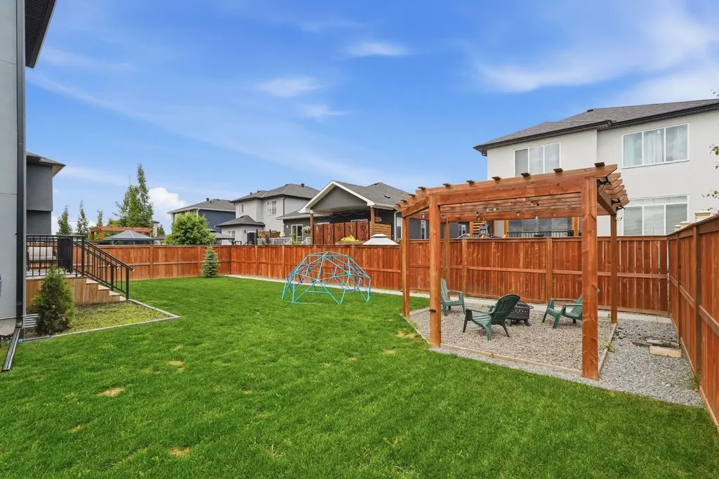 1356 Lackner Boulevard Carstairs AB T0M0N0