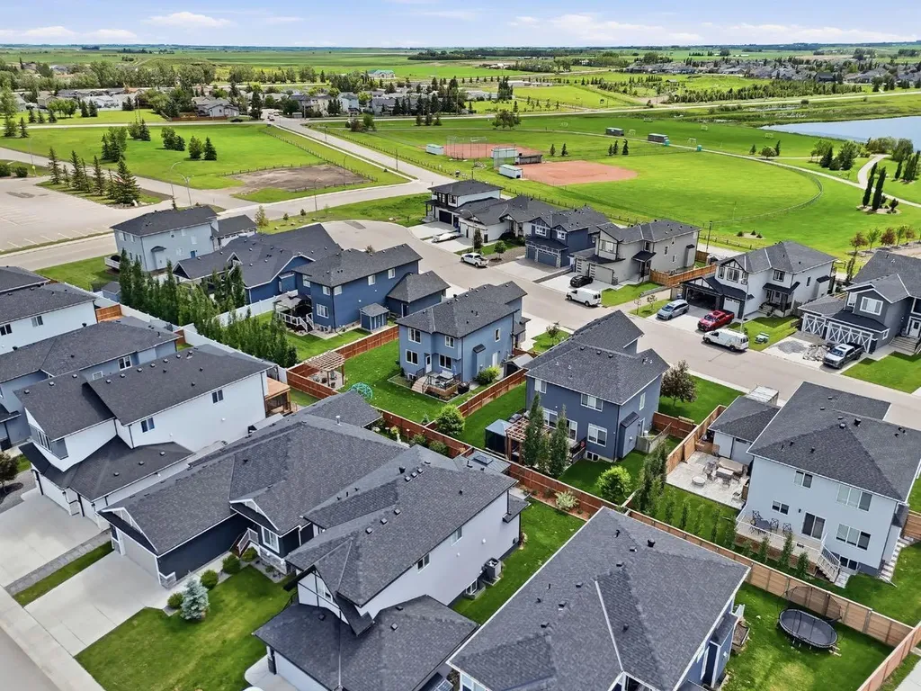 1356 Lackner Boulevard Carstairs AB T0M0N0
