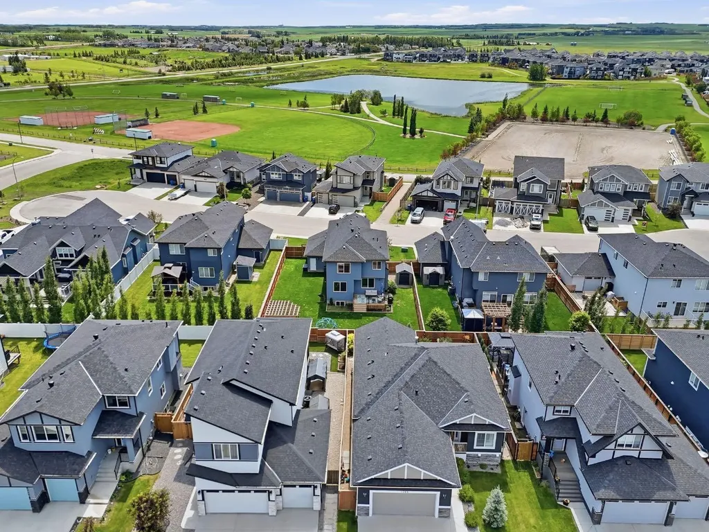 1356 Lackner Boulevard Carstairs AB T0M0N0