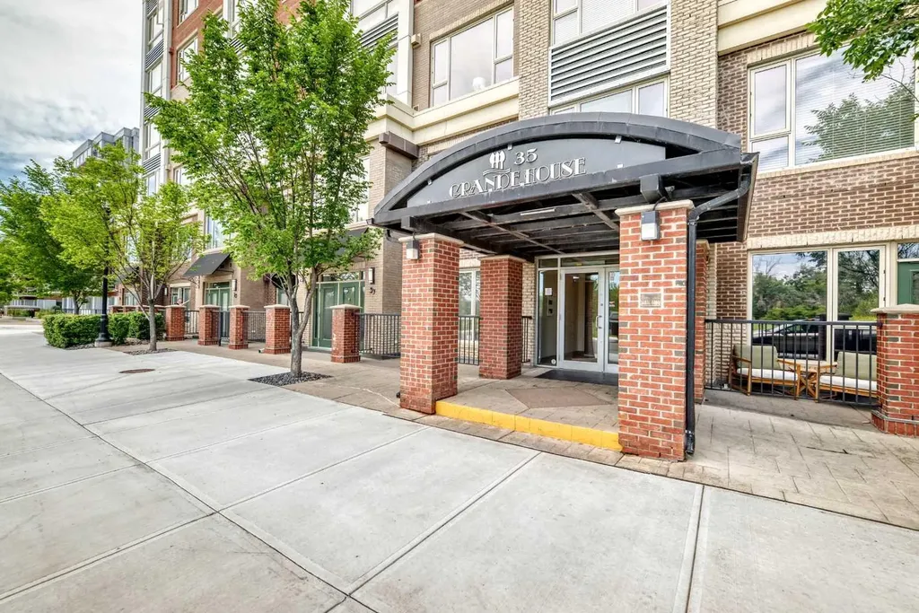 35 Inglewood Park SE Calgary AB T2G3W9
