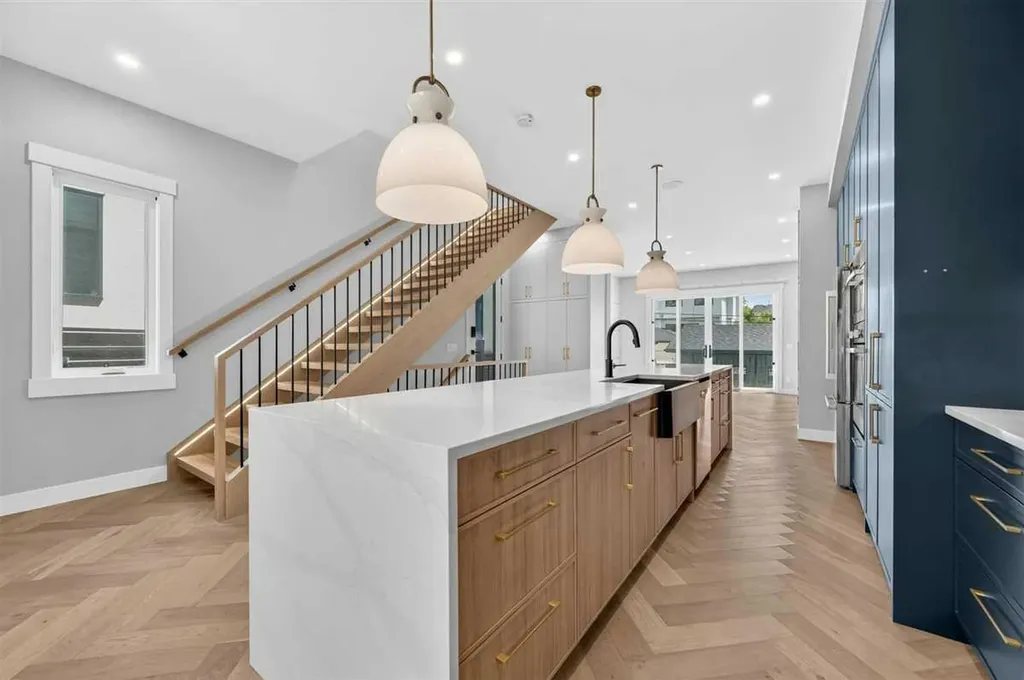 924 33a Street NW Calgary AB T2N 2X3
