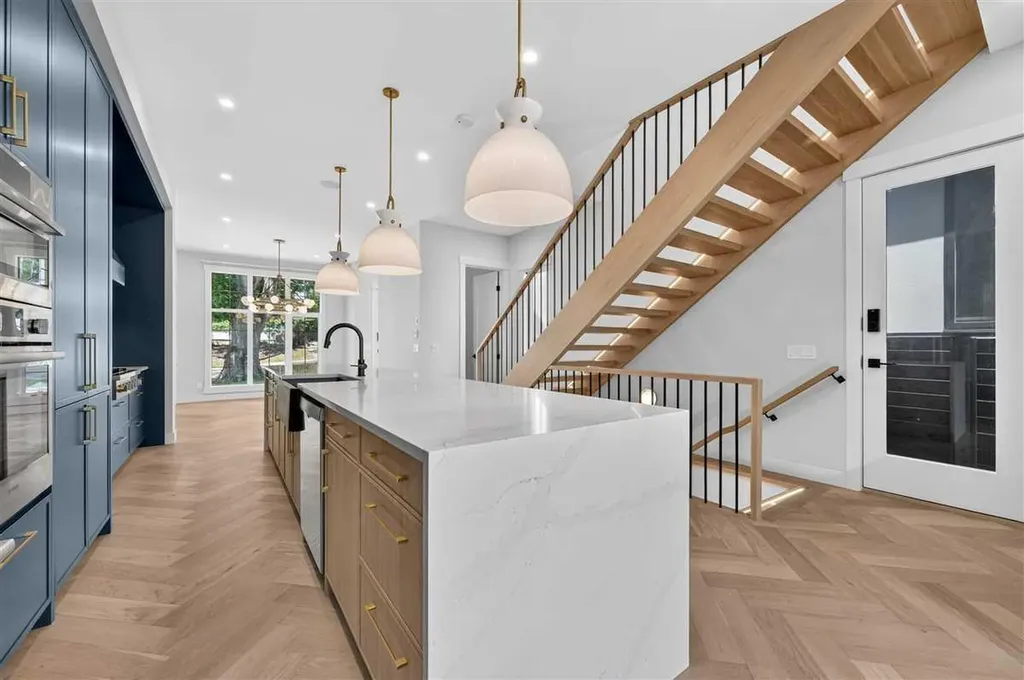 924 33a Street NW Calgary AB T2N 2X3