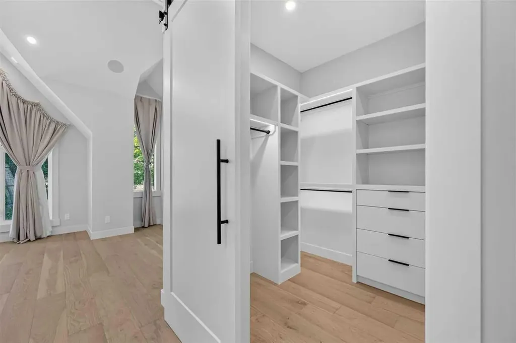 924 33a Street NW Calgary AB T2N 2X3