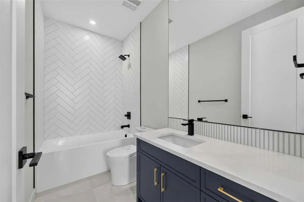 924 33a Street NW Calgary AB T2N 2X3