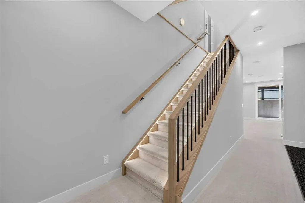 924 33a Street NW Calgary AB T2N 2X3