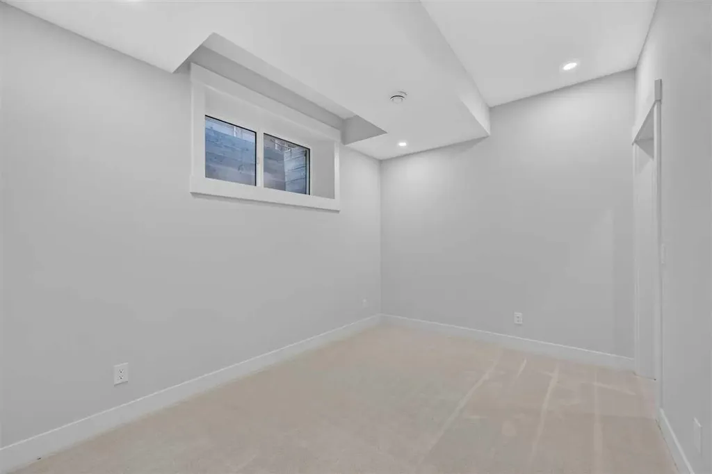 924 33a Street NW Calgary AB T2N 2X3