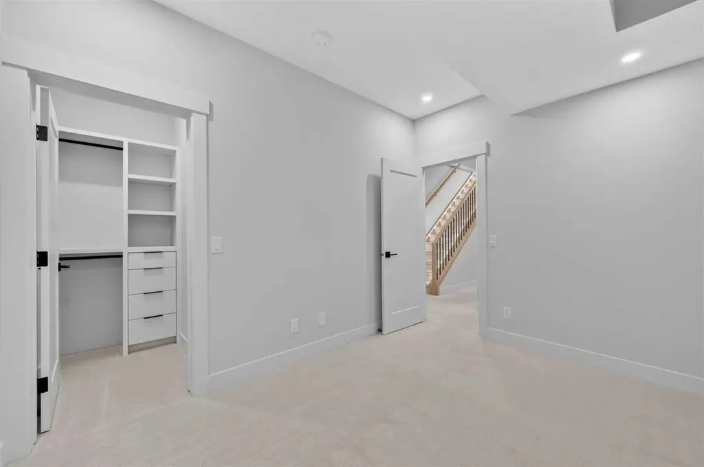 924 33a Street NW Calgary AB T2N 2X3