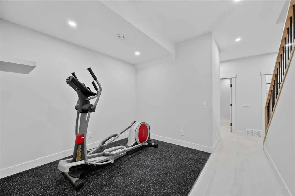 924 33a Street NW Calgary AB T2N 2X3