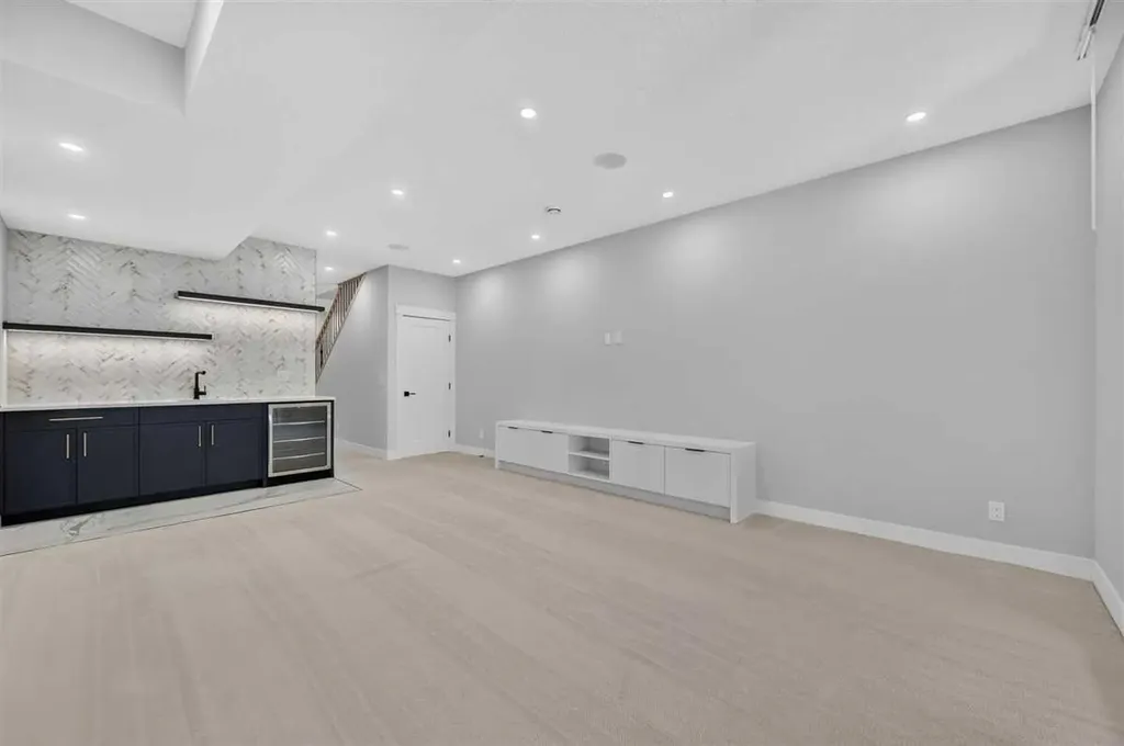 924 33a Street NW Calgary AB T2N 2X3