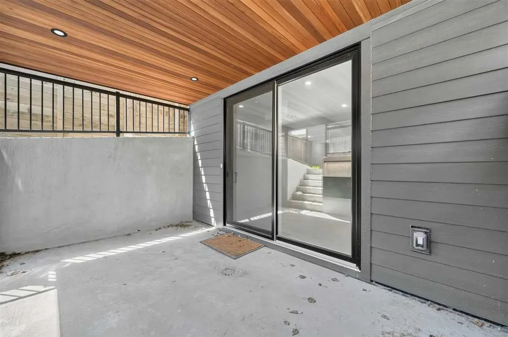 924 33a Street NW Calgary AB T2N 2X3