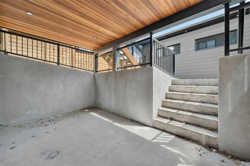 924 33a Street NW Calgary AB T2N 2X3