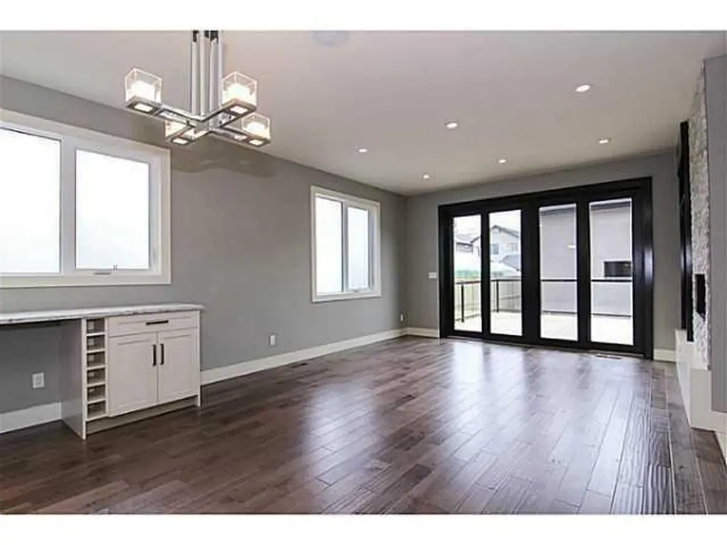532 22 Avenue NE Calgary AB T2E 1T9