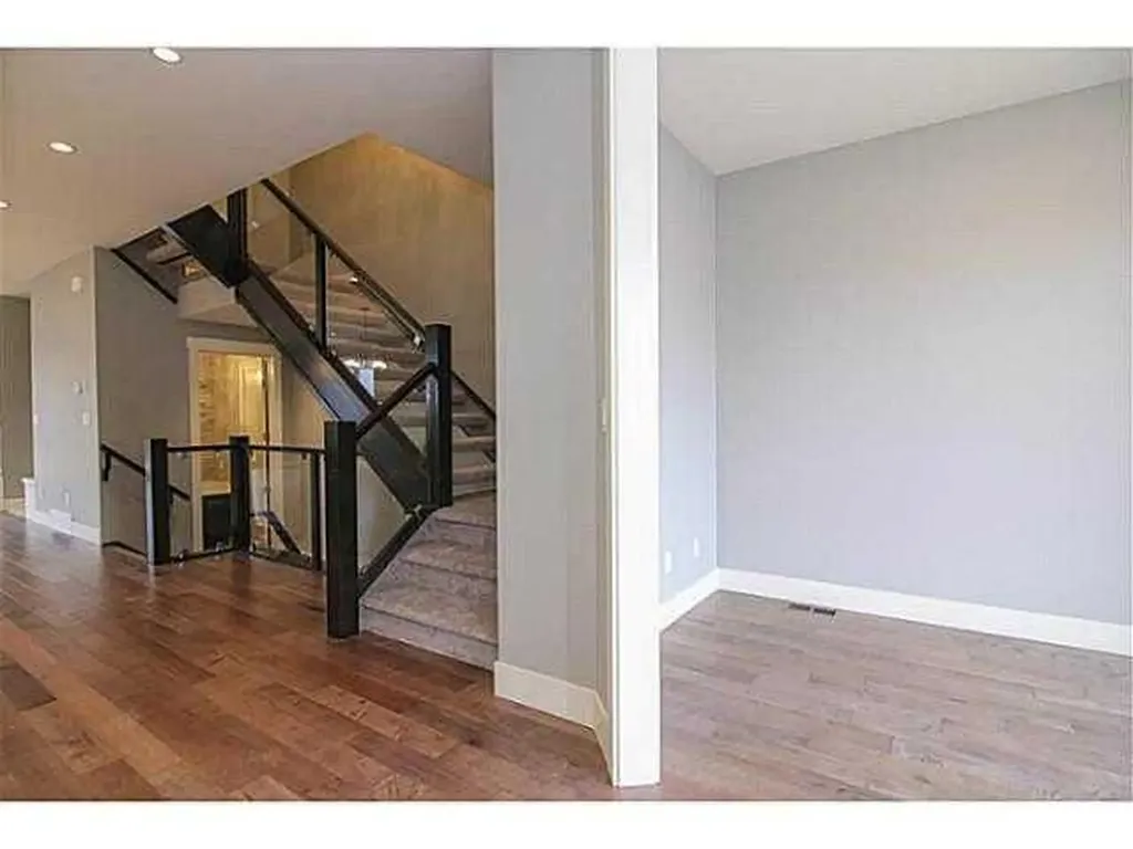 532 22 Avenue NE Calgary AB T2E 1T9
