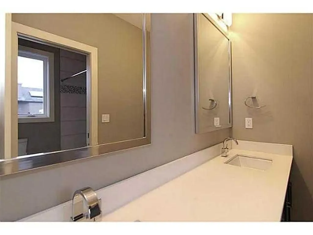532 22 Avenue NE Calgary AB T2E 1T9