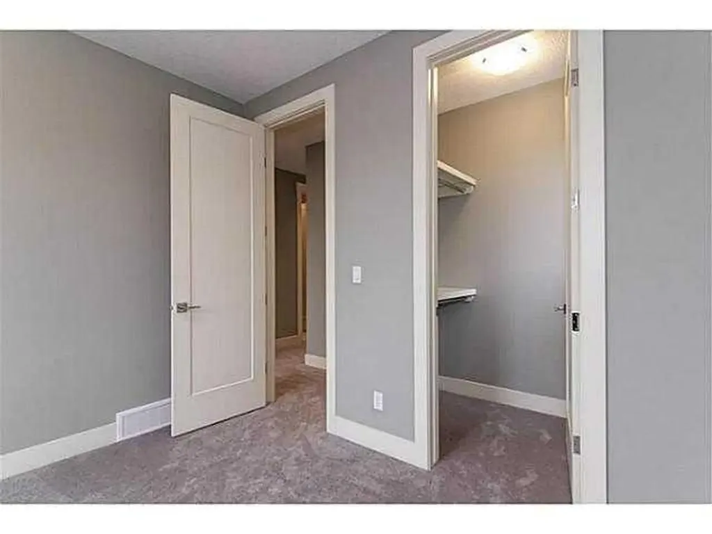 532 22 Avenue NE Calgary AB T2E 1T9