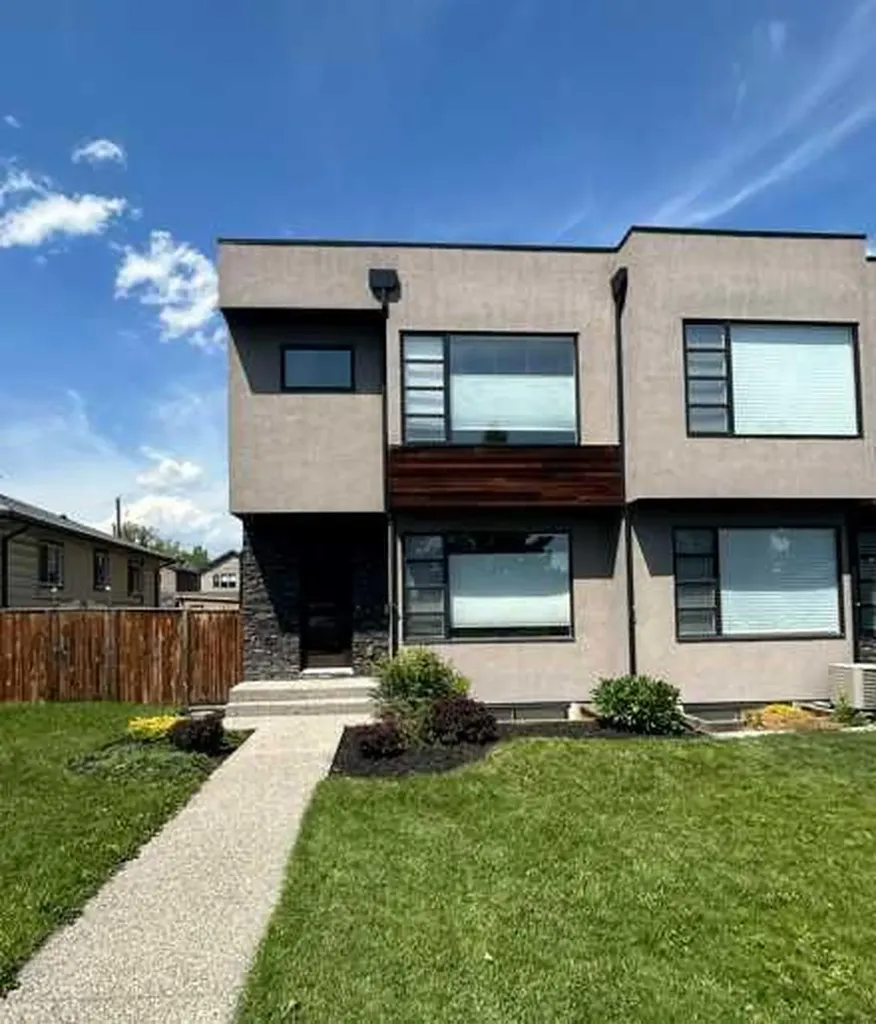 532 22 Avenue NE Calgary AB T2E 1T9