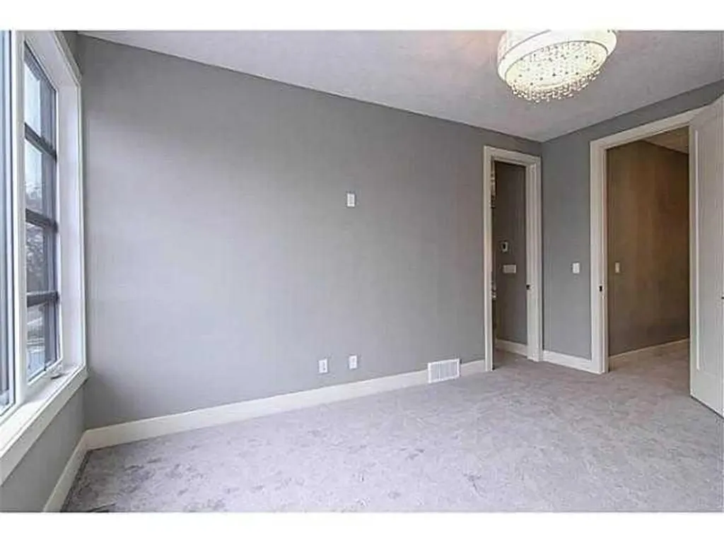 532 22 Avenue NE Calgary AB T2E 1T9