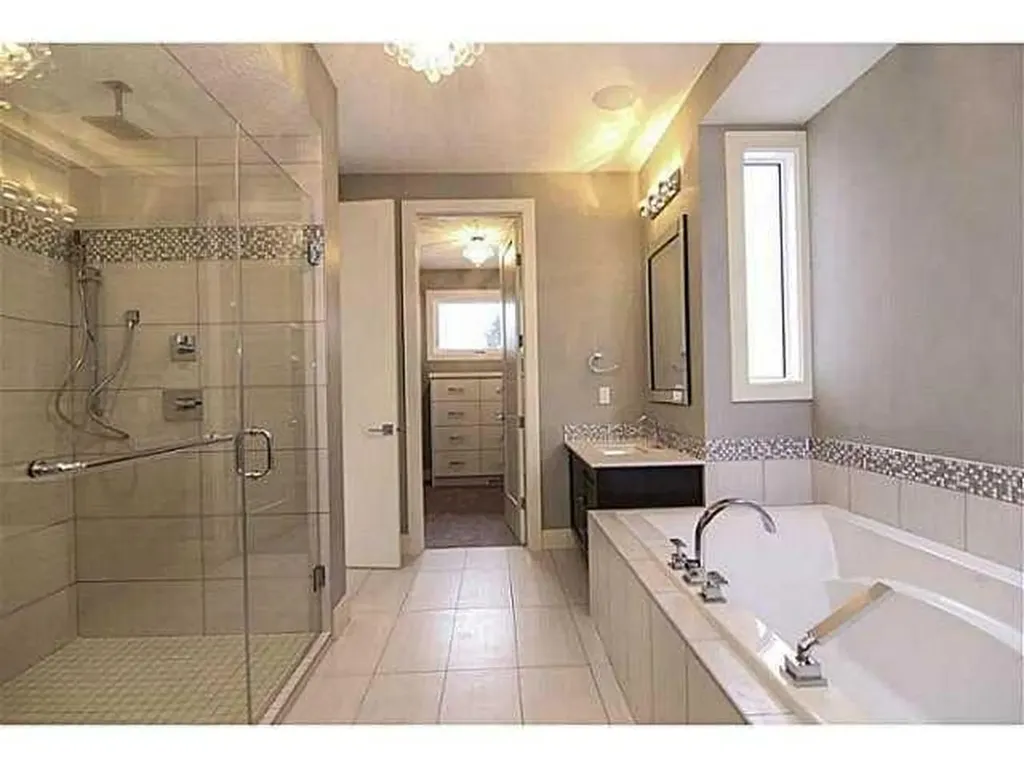 532 22 Avenue NE Calgary AB T2E 1T9