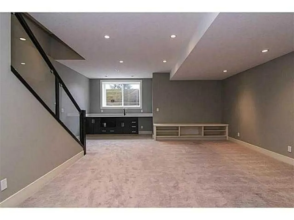 532 22 Avenue NE Calgary AB T2E 1T9