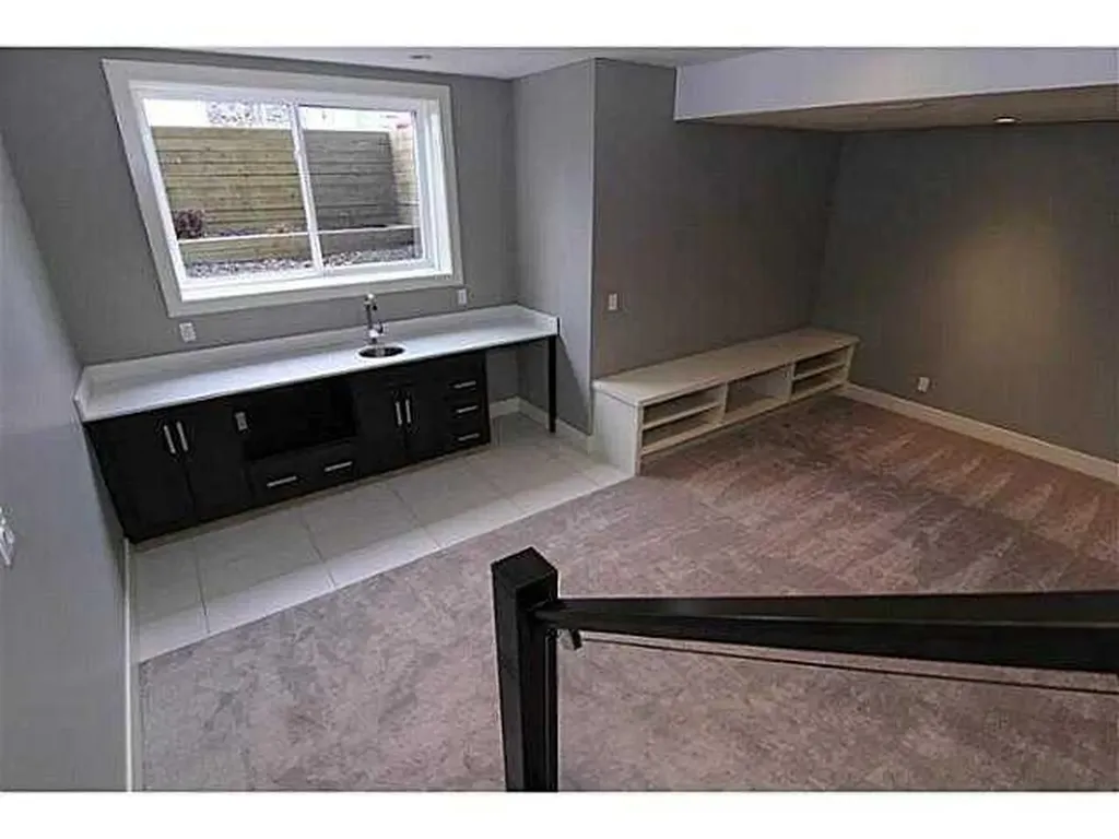 532 22 Avenue NE Calgary AB T2E 1T9