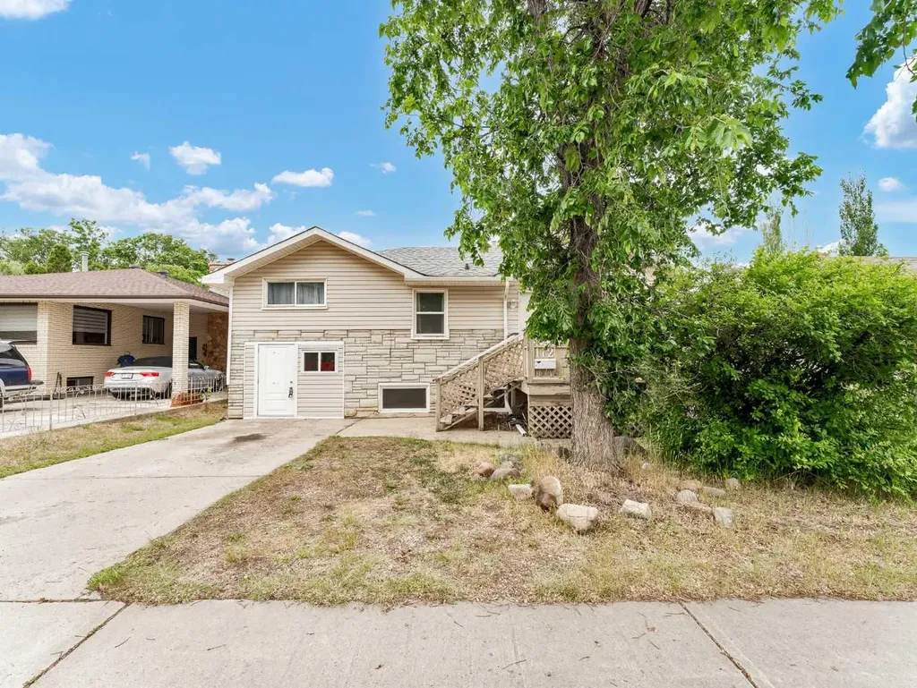 112 8 Street SW Medicine Hat AB T1A 4L6