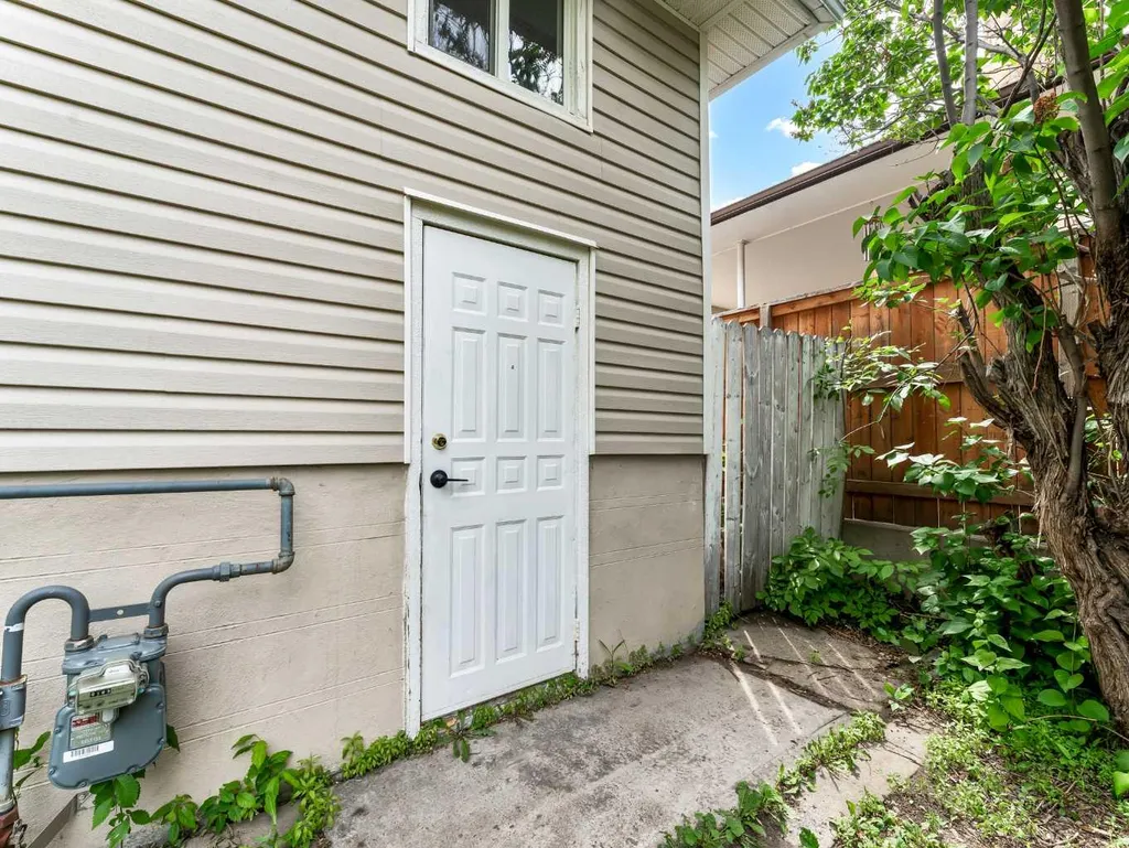 112 8 Street SW Medicine Hat AB T1A 4L6