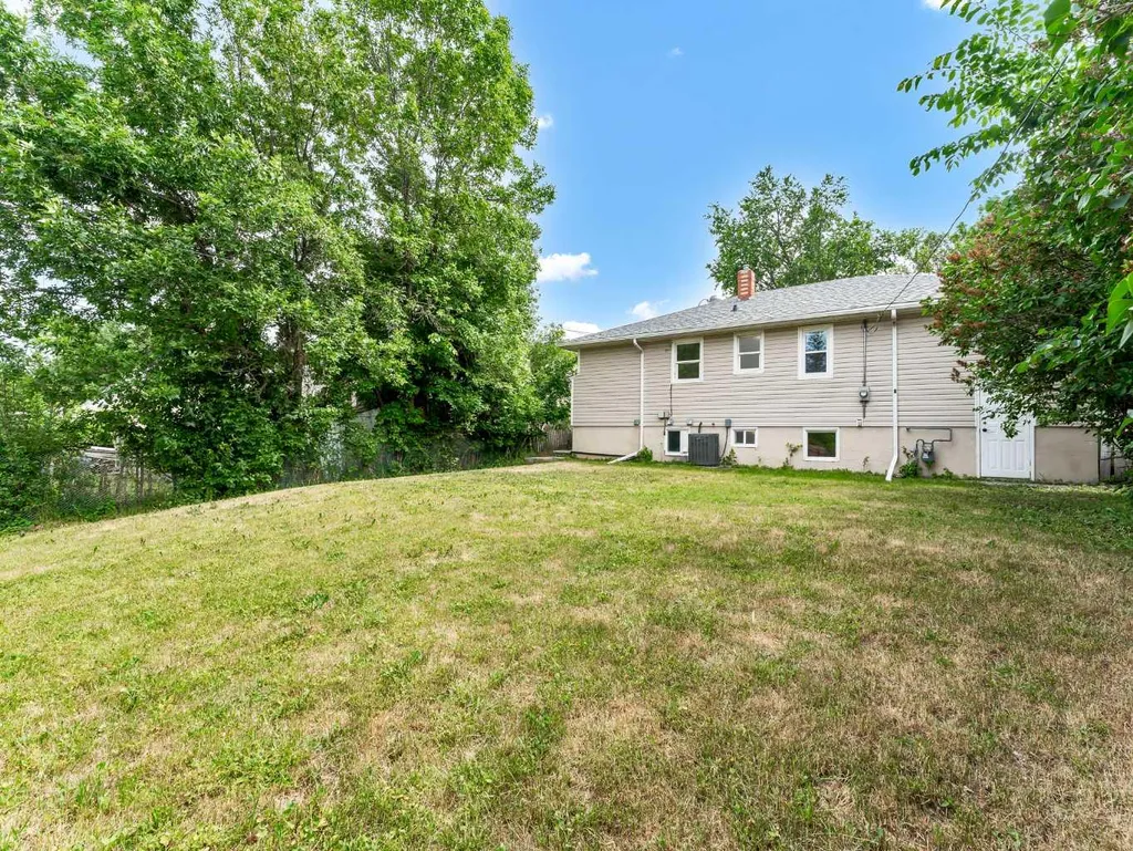 112 8 Street SW Medicine Hat AB T1A 4L6