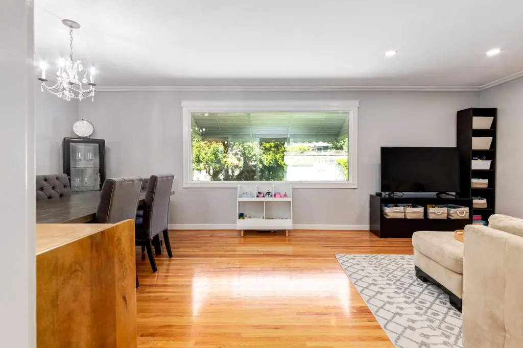 23 Heston Street NW Calgary AB t2k2c3