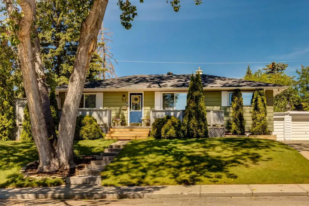 23 Heston Street NW Calgary AB t2k2c3