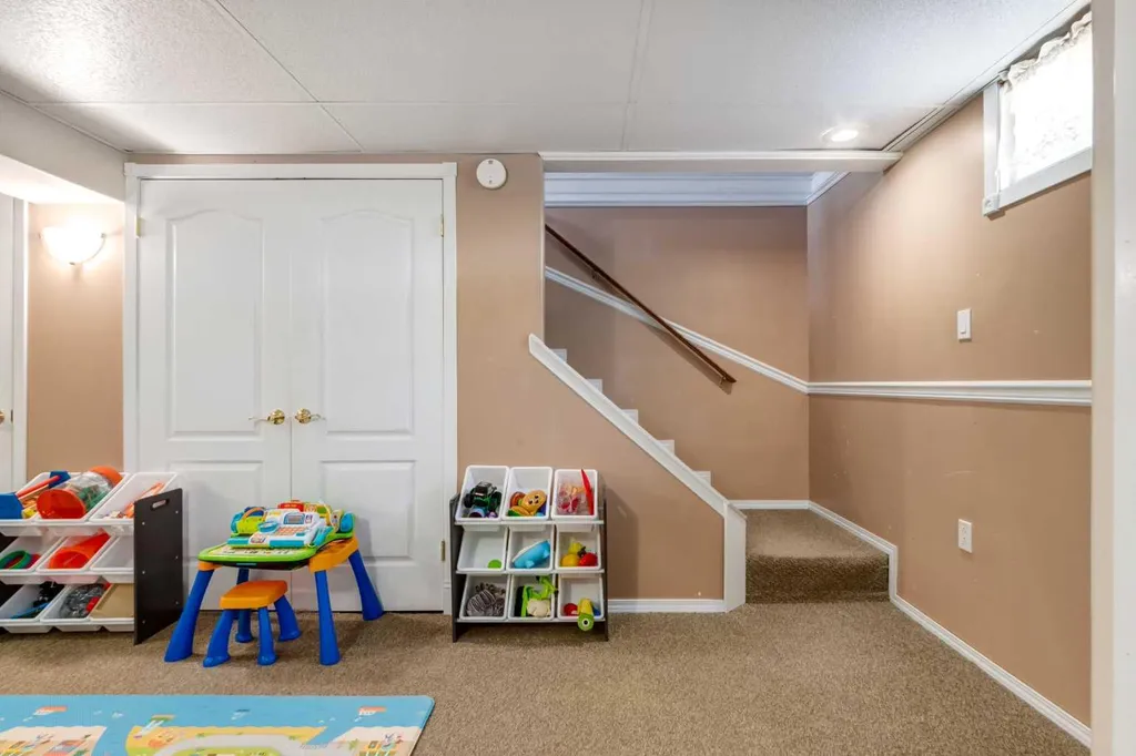 23 Heston Street NW Calgary AB t2k2c3