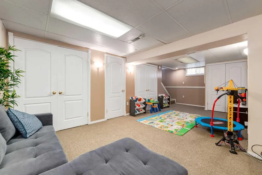 23 Heston Street NW Calgary AB t2k2c3