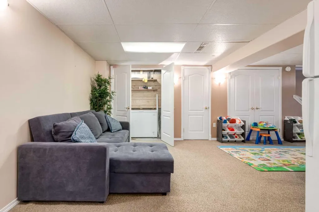 23 Heston Street NW Calgary AB t2k2c3