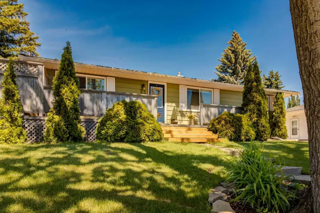 23 Heston Street NW Calgary AB t2k2c3