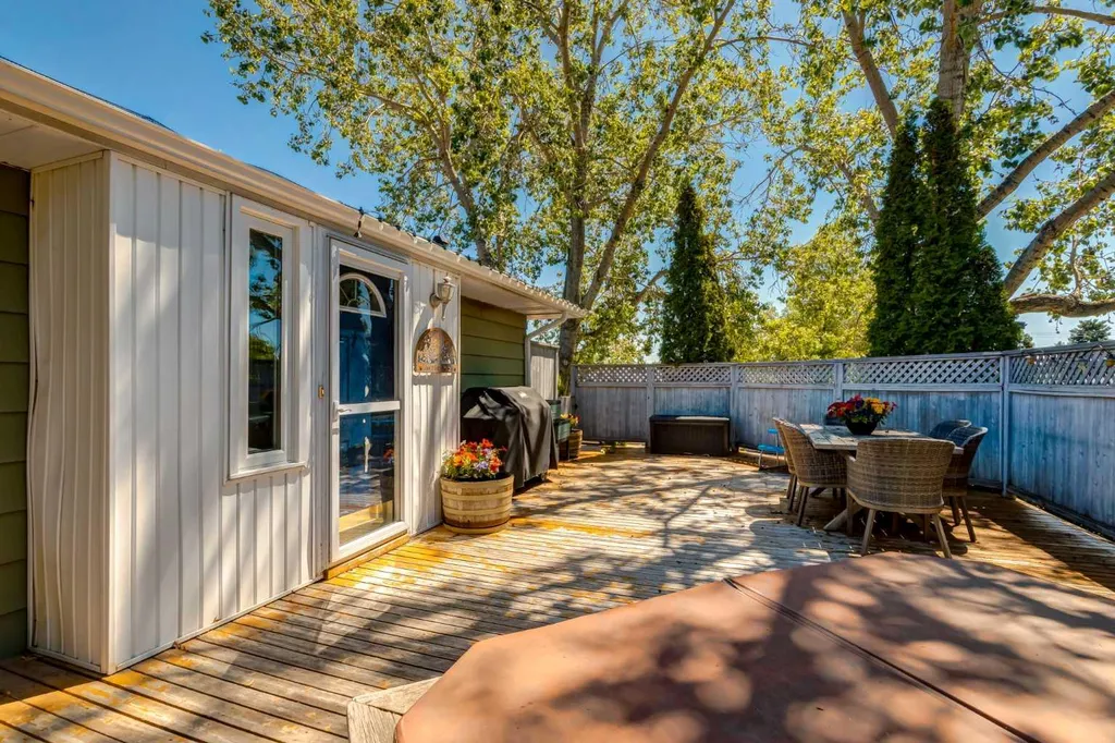23 Heston Street NW Calgary AB t2k2c3