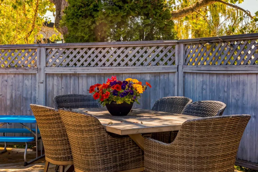 23 Heston Street NW Calgary AB t2k2c3