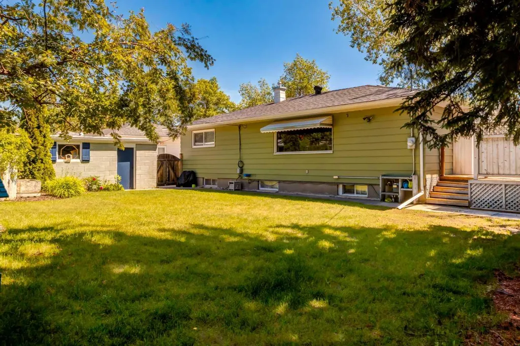23 Heston Street NW Calgary AB t2k2c3
