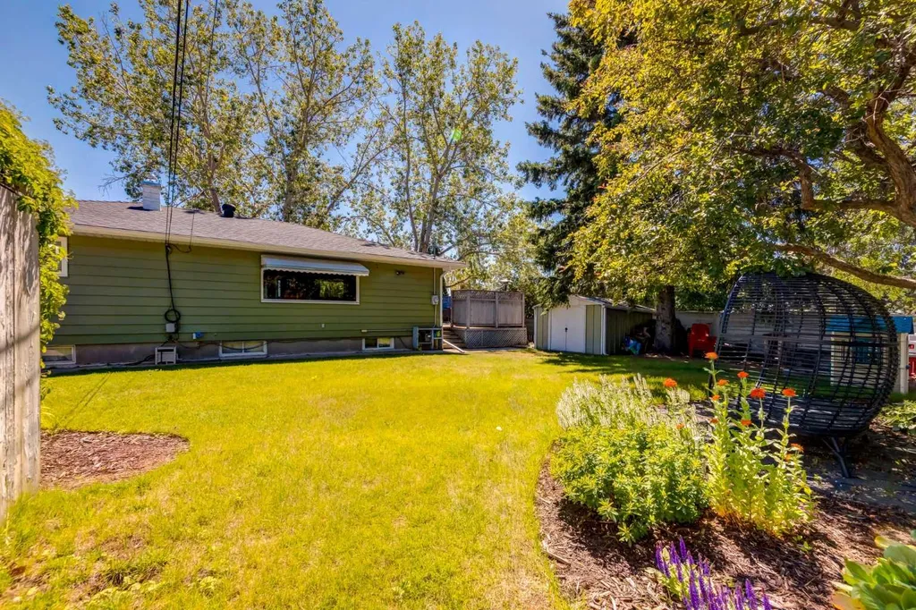 23 Heston Street NW Calgary AB t2k2c3