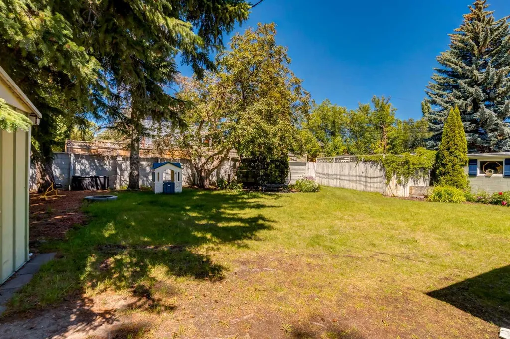 23 Heston Street NW Calgary AB t2k2c3