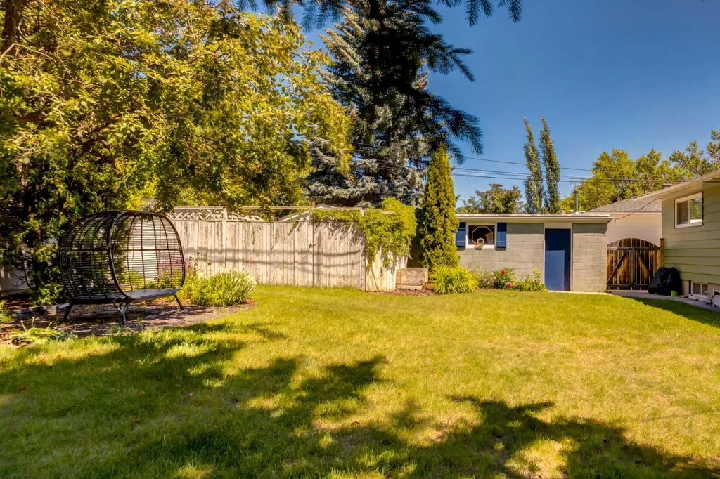 23 Heston Street NW Calgary AB t2k2c3
