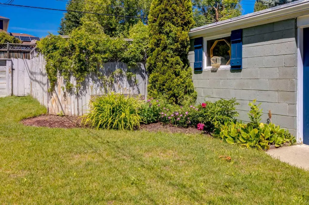 23 Heston Street NW Calgary AB t2k2c3