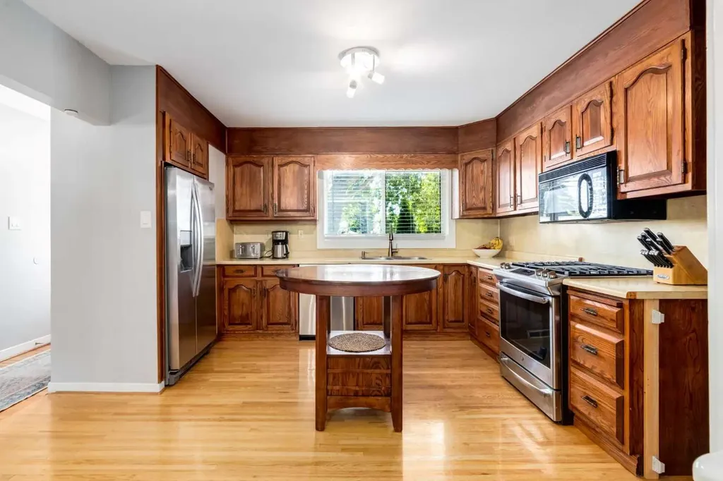 23 Heston Street NW Calgary AB t2k2c3