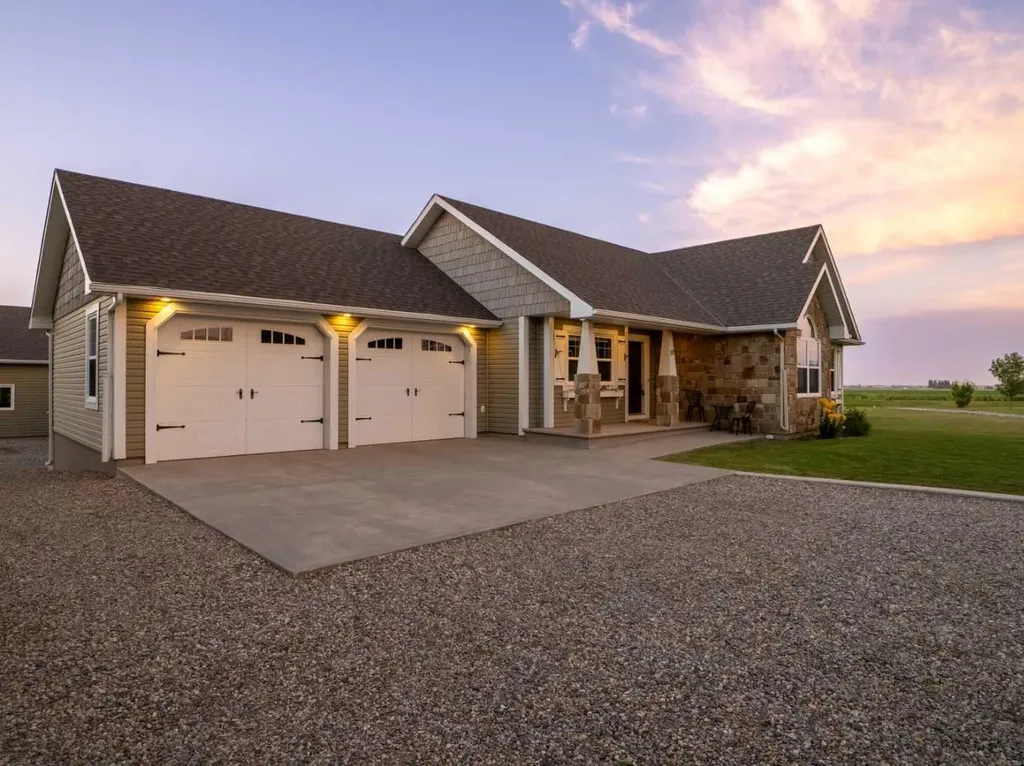 94027 843 Highway Rural Lethbridge County AB T1J 5R3