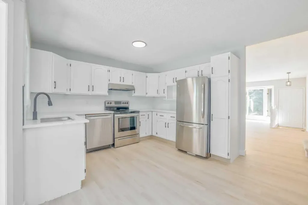 208 Macewan Valley Road NW Calgary AB T3K 3P1