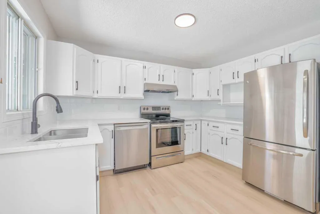 208 Macewan Valley Road NW Calgary AB T3K 3P1