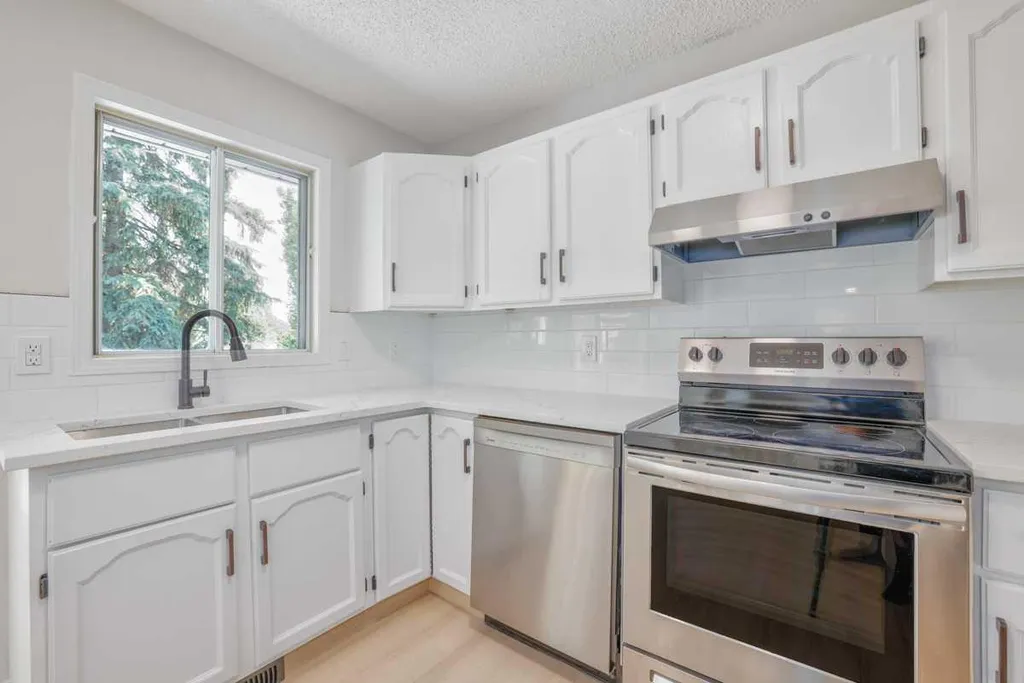 208 Macewan Valley Road NW Calgary AB T3K 3P1