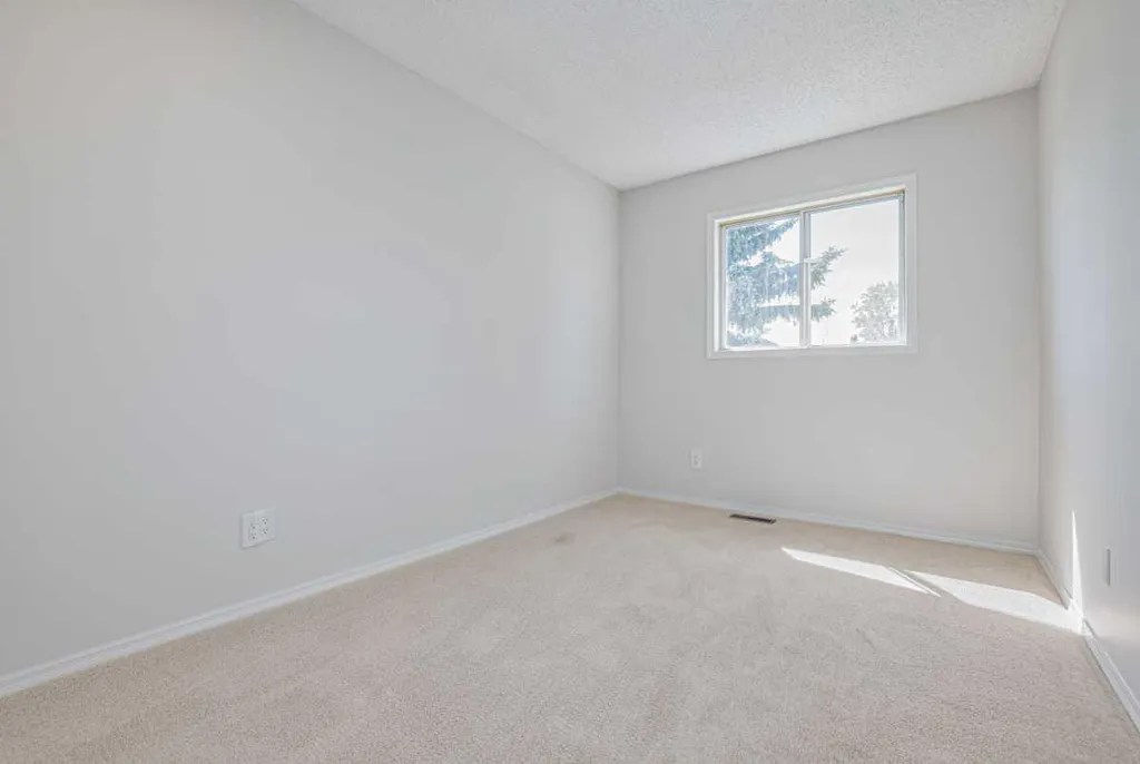 208 Macewan Valley Road NW Calgary AB T3K 3P1