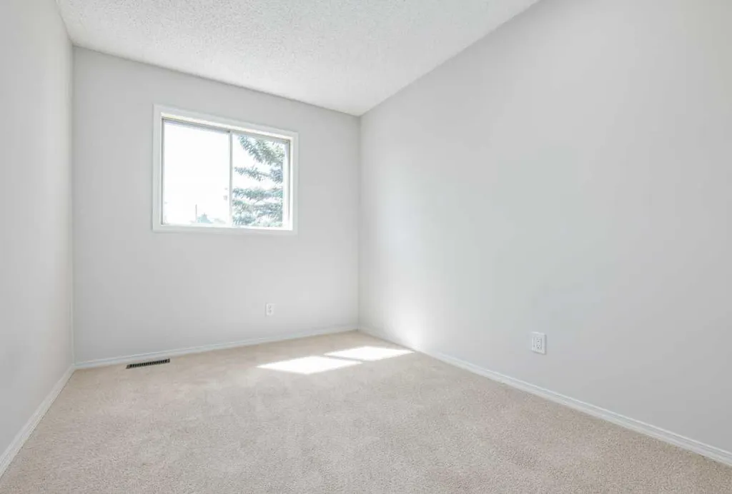 208 Macewan Valley Road NW Calgary AB T3K 3P1